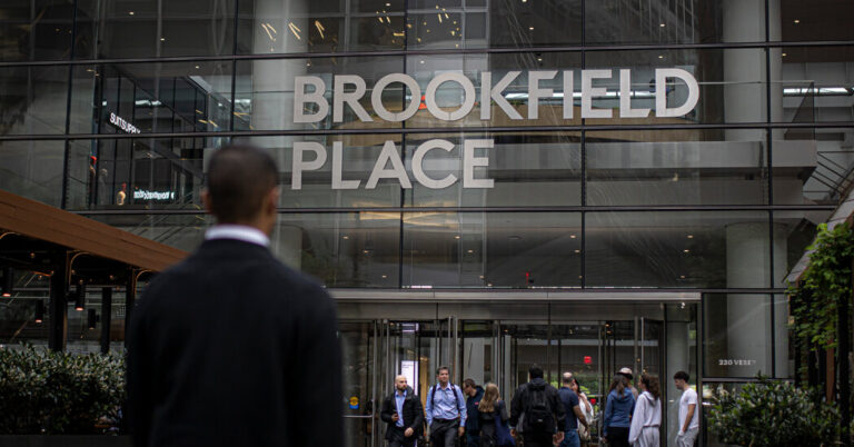 Musk-Tied Investor Clashes With One of World’s Biggest Asset Managers