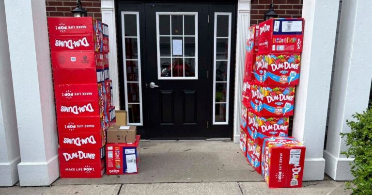 A Kentucky Boy Mistakenly Orders Almost 70,000 Dum-Dums Lollipops