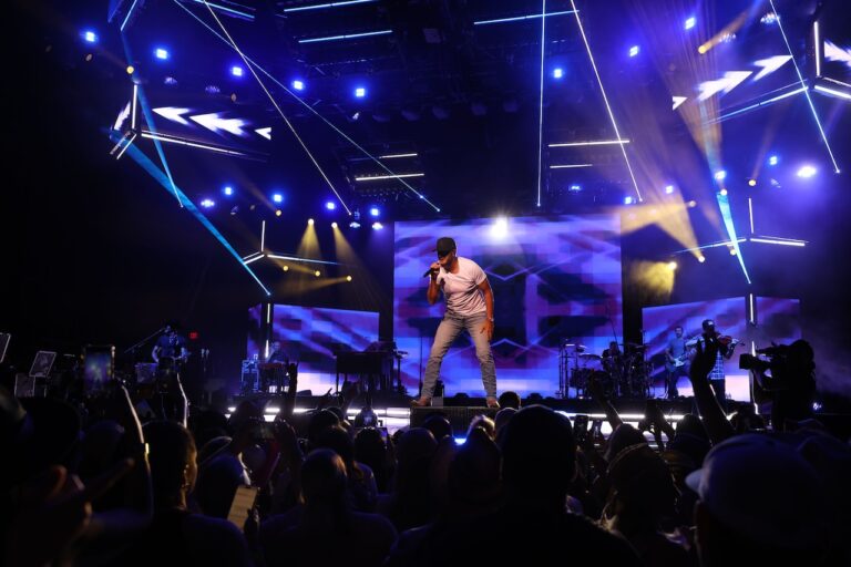 Country music legend refunds all tickets mid-show, saying ‘I don’t give a damn’