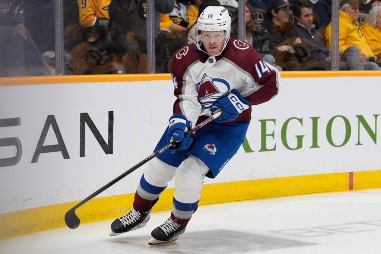 Ex-Bruins forward, Mass. native returns to New England on AHL deal (report)