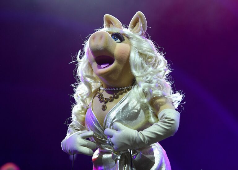 Jennifer Lawrence, Emma Stone producing Miss Piggy movie for Disney