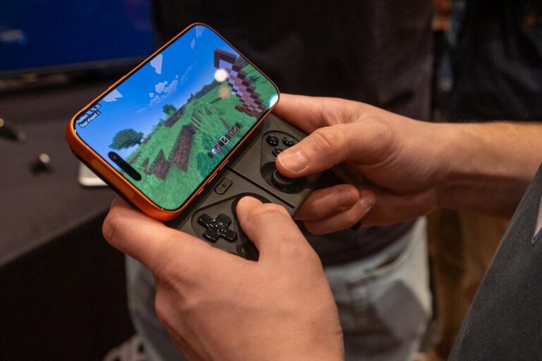 Another look at OhSnap’s MCON, a magnetic game controller for your phone